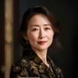 就去色色首席色彩研究员林晚秋女士专业照——温暖光线下的女性色彩专家，气质专注而亲和