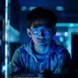 就去色色AI算法工程师陈墨阳专业照——年轻专注的男性工程师在屏幕前，蓝色光线映照出技术感